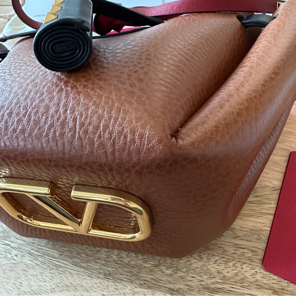 🆕 Valentino Garavani Small Leather Rockstud Shoulder Bucket Bag or Crossbody - Picture 7 of 17